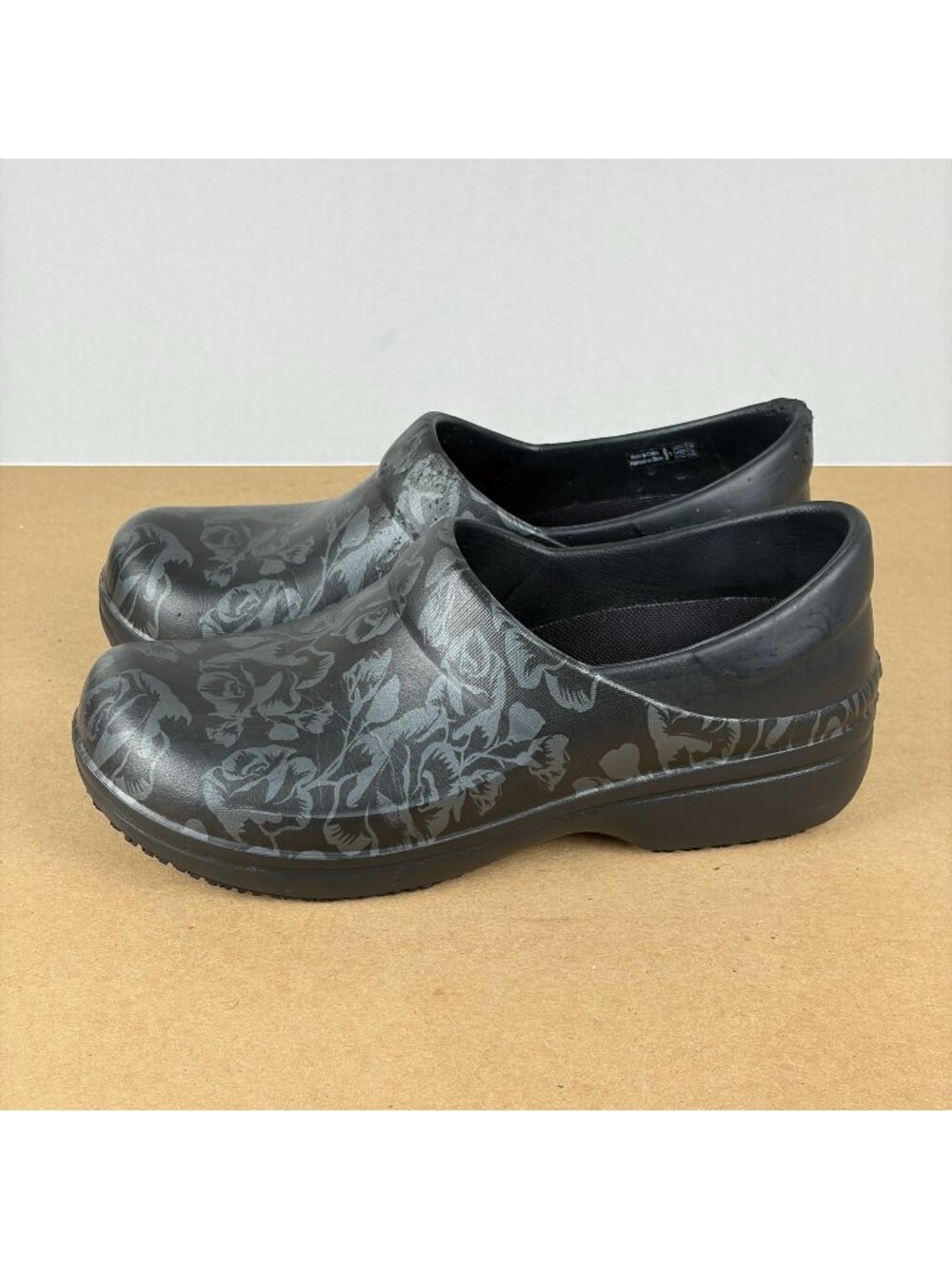 Crocs Neria Pro II Floral Slip On Non-Slip Shoes Womens 8 Gray Black Damaged